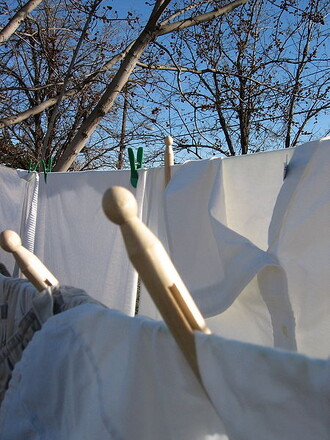 Sušit prádlo volně na vzduchu místo v sušičce, i tímto malým krokem lze šetřit energii a životní prostředí.