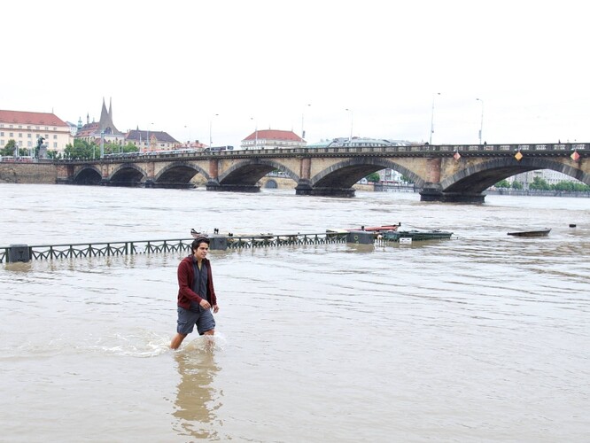 Překryv suchých a povodňových period není žádnou „novotou“ a je možný. Na ilustračním snímku povodně v roce 2013 v Praze.