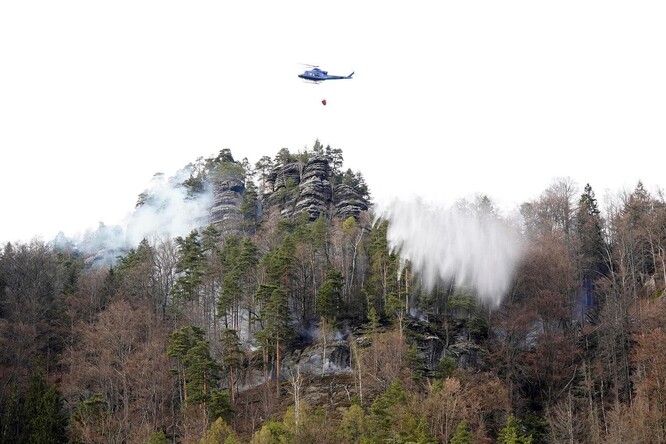 Hašení lesního požáru na Gabrielině stezce byl nasazen vrtulník. Rok 2022