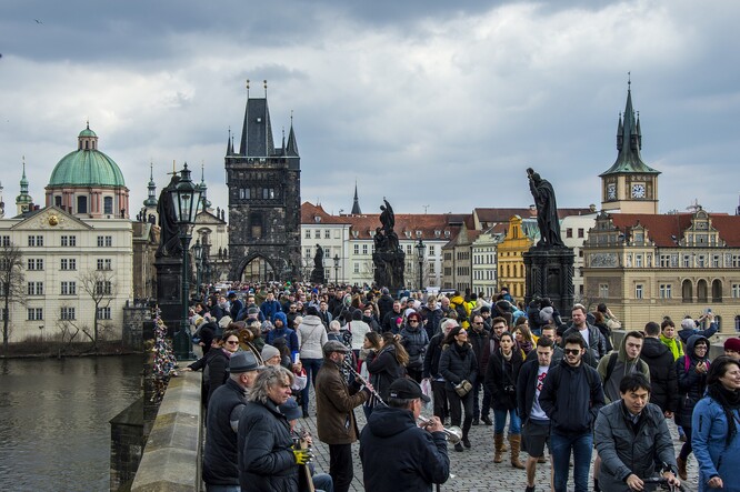 Turistickým částem Prahy se mnoho místních při chůzi vyhýbá.