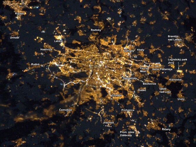 Velitel Mezinárodní kosmické stanice (ISS) Kevin Ford pořídil z oběžné dráhy koncem ledna 2013 snímek noční Prahy.