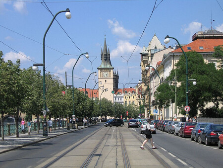 Během první republiky se začala pražská nábřeží měnit na způsob vídeňské Ringstrasse. Na snímku Smetanovo nábřeží.