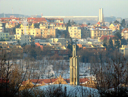Praha, pohled z radlické Výmolovy ulice přes Radlické údolí přes Smíchov (Malvazinky) na strahovský stadion na Břevnově. Na snímku větrací věž trasy B metra.