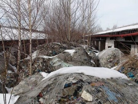 Nelegální skládka vznikla v areálu bývalého zemědělského podniku v Arnolticích. Odpady tam byly naváženy od roku 2004 údajně k recyklaci.