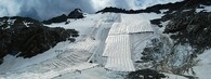 Ledovec Presena pokrytý plachtami pro ochrana proti tání