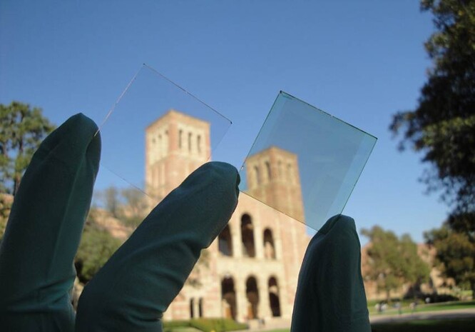 Vlevo je kus obyčejného skla, vpravo je průhledný solární článek