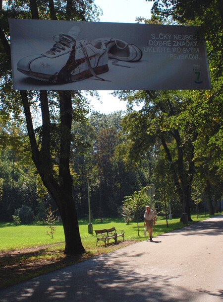 Kampaň zaměřená proti pejskařům, kteří po svých psech neuklízí, proběhla o prázdninách 2011 v Praze 6.