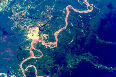 Řeka Ucayali a Pucallpa ze satelitu; Pucallpa je ta velká světlá skvrna v levém středu snímku.