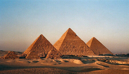 &quot;Navzdory „profláknutosti“ jsou pyramidy, vzniklé v raných stádiích egyptské civilizace před téměř pěti tisíci lety, památkou vskutku kapitální a připomínají spíše hory než výtvor člověka.&quot;