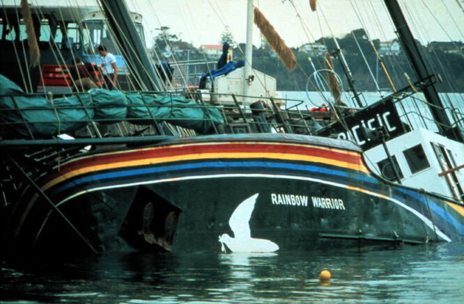Loď Rainbow Warriorv potopili v roce 1985 v novozélandském Aucklandu agenti francouzské tajné služby. Posádka loď rychle opustila kromě portugalského fotografa Fernanda Pereiry, který v potápějící se lodi zahynul.