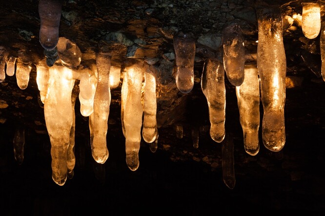 "Správa parku žádá návštěvníky, aby poté, co si rampouchy osvětlí a pořídí fotografie, svíčky opět odnesli s sebou domů," řekl Salov. Jde podle něj o nešvar, který jeskyni mění ve skládku vyhaslých svíček.