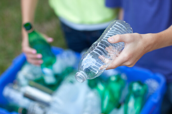 Do kontejnerů na směs plastů je možné kromě PET láhví vhazovat často také fólie, sáčky, plastové tašky, obaly od CD disků a mnoho dalších výrobků z plastů.