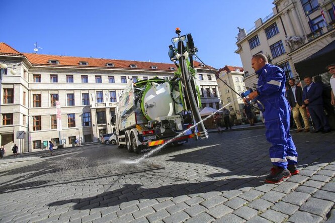 Vůz na bioCNG na čištění pražské kanalizace