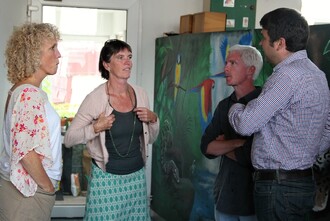 Globální ředitelky Greenpeace Jennifer Morganová (vlevo) a Bunny McDiarmidová v rozhovoru s ředitelem české pobočky Davidem Murphym a Jiřím Jeřábkem.
