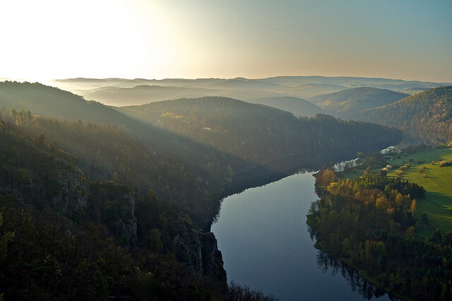 Říční krajina je tvořena současnou řekou a přilehlými ekosystémy, které jsou touto řekou vytvořeny nebo zásadním způsobem podmíněny. Na snímku krajina řeky Vltavy.