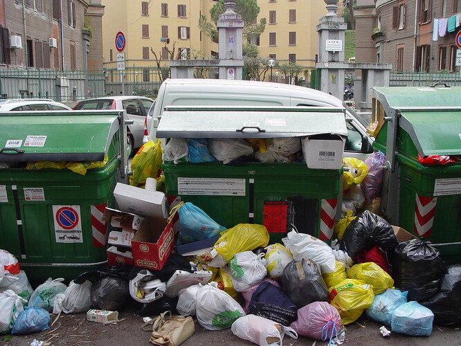 Římané kvůli další odpadové krizi zuří. V ulicích se pytle s odpadky vrší na obrovských hromadách a vzhledem k teplému počasí obyvatele obtěžuje i silný zápach.