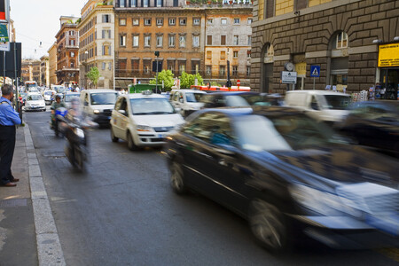 Podle dostupných informací mají až dvě třetiny z 1,8 milionu prodaných automobilů v Itálii dieselových motor. Znečištěné ovzduší ohrožuje kromě veřejného zdraví i tamní antické památky. Podle studie, kterou loni provedl odbor italského ministerstva kultury, je nyní ve městě v ohrožení zhruba 3600 kamenných staveb a 60 bronzových soch. / Ilustrační foto dopravy v Římě