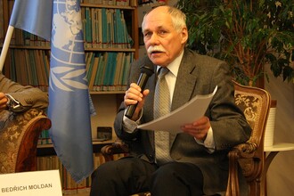 Bedřich Moldan v únoru 2012 na debatě o konferenci Rio+20 v Informačním centru OSN v Praze