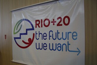 Je otazník, jestli vůbec hromadné vyhlašování závazků na jednom místě k něčemu bude, říká Tomáš Chalupa. Na ilustračním snímku plakát s logem konference Rio+20 v přístupové hale konferenčního centra RioCentro v brazilském Riu de Janeiru