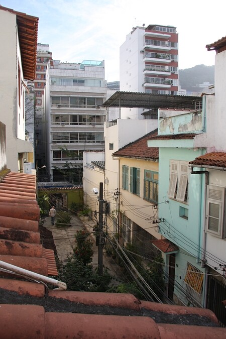Bohaté čtvrti jsou především v jižní části Ria (Zona Sul), do nich také směřuje naprostá většina turistů a je v nich i nejvíc ubytovacích kapacit. Zatímco na Copacabaně jsou budovy hodně vysoké, běžně mají přes dvacet poschodí, v Ipanemě (na snímku) jsou stále ještě běžné i několikapatrové městské domy