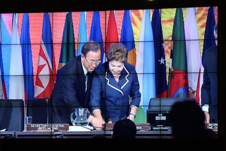 Generální tajemník OSN Pan Ki-mun a brazilská prezidentka Dilma Rousseff právě odklepávají konec konference. Oba si výsledky konference, na rozdíl od mnoha jiných delegátů, pochvalují