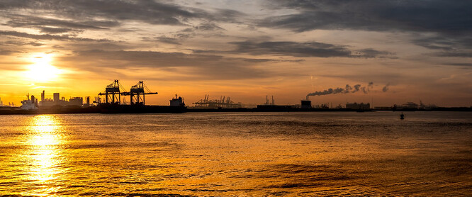 Nizozemsko, které je domovem velkých průmyslových podniků a hlavního evropského přístavu, patří mezi země s nejvyššími emisemi skleníkových plynů na obyvatele v Evropě.