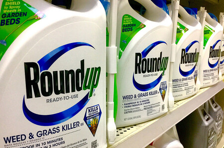 Glyfosát vyvinula společnost Monsanto, která herbicid uvedla na trh pod obchodním názvem Roundup. Firmu Monsanto loni v červnu koupil německý agrochemický a farmaceutický konglomerát Bayer, který kvůli zdravotním dopadům herbicidu čelí tisícovkám žalob. / Ilustrační foto