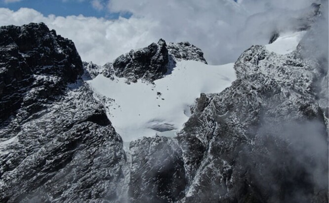 Fotografie zachycující ledovec Mt. Stanley a koryto potoka.