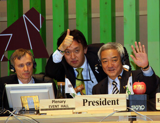 Prezident konference o biologické rozmanitosti v japonské Nagoji, japonský ministr životního prostředí Ryu Matsumoto (zcela vpravo), mává po ukončení jednání odcházejícím delegátům.