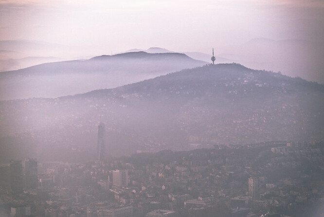 Podle Světové banky patří Bosna k zemím s nejvyšším znečištěním jemnými prachovými částicemi (PM2,5) v Evropě, k čemuž spalování tuhých paliv pro vytápění domácností přispívá z asi 50 procent, sektor dopravy pak z dalších 20 procent.