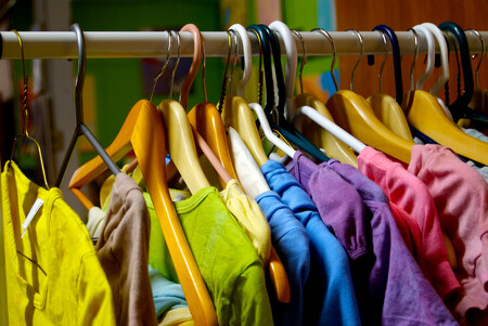 Výroba oděvu z hotových látek je z pohledu životního prostředí ve srovnání s fází výroby a zpracování materiálů méně významná. Šití oblečení s sebou ale přináší jiné problémy – zejména sociální.