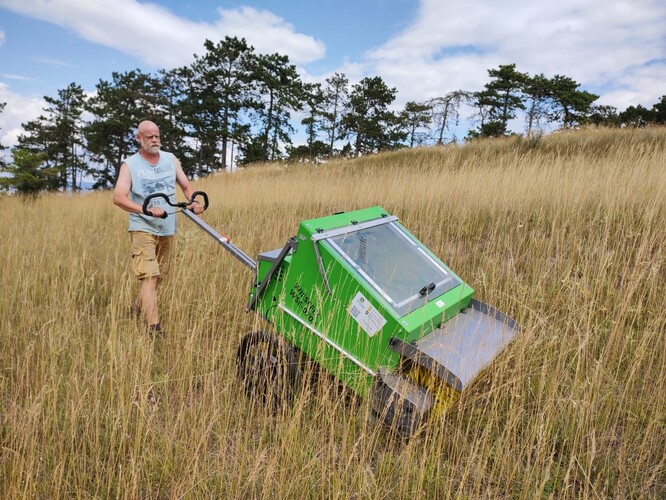 Sběr osiva pomocí kartáčového sběrače. Sběr osiva pomocí kartáčového sběrače.