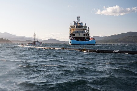 V Tichém oceánu byla znovu instalována plovoucí bariéra na zachytávání plastového odpadu.