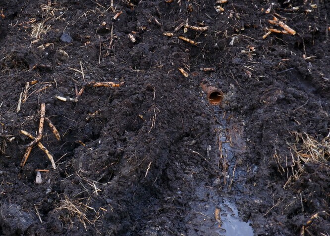 Voda vytékající z odhalené meliorace. Voda vytékající z odhalené meliorace.