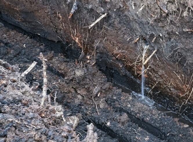 Voda vytékající z odhalené meliorace. Voda vytékající z odhalené meliorace.