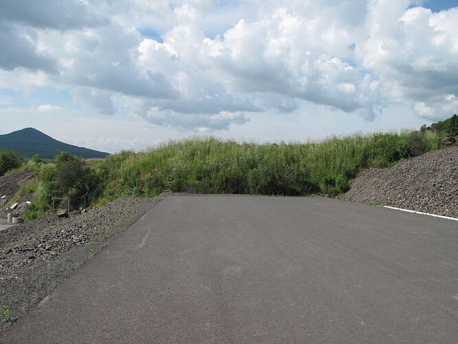 V oblasti plánované stavby vodního díla Skalička jsou prokázané sesuvy půdy, upozornil provedený hydrogeologický průzkum. Na snímku sesuv na dálnici D8.