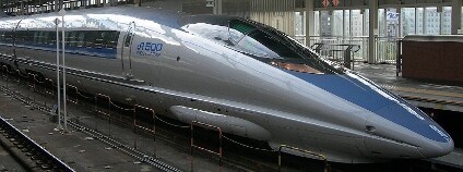 Předek šinkansenu inspirovaný tvarem zobáku ledňáčka - typický příklad biomimikry. Foto: Rsa / Wikimedia Commons Předek šinkansenu inspirovaný tvarem zobáku ledňáčka - typický příklad biomimikry. Foto: Rsa / Wikimedia Commons