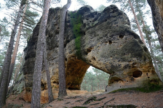 V Česku je v současnosti 14 geoparků. Na fotografii je skalní brána v geoparku Ralsko.
