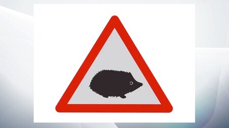 Británie zavádí dopravní značku se symbolem ježka upozorňující na zvýšený výskyt těchto savců a dalších drobných živočichů, jako jsou veverky, vydry a jezevci.