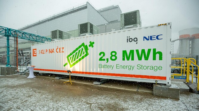 Na snímku nově naistalovaný 4 MW bateriový systém společnosti ČEZ v elektrárně Tušimice.