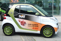 Elektromobil smart ed v barvách půjčovny Sixt