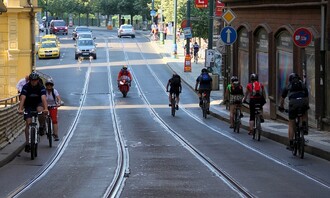 NKÚ dále konstatuje, že podpora rozvoje cyklistické dopravy není dostatečně koordinována. Na snímku cyklisté na pražském Smetanově nábřeží