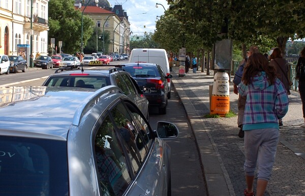 Smetanovo nábřeží během dopravní špičky.