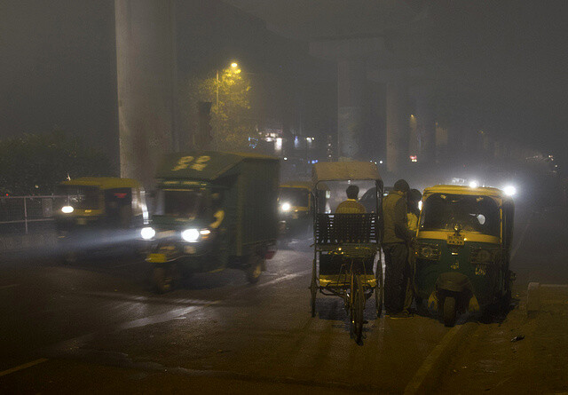 Dillí patří mezi nejvíce znečištěná města světa a pravidelně bojuje se zimním smogem.