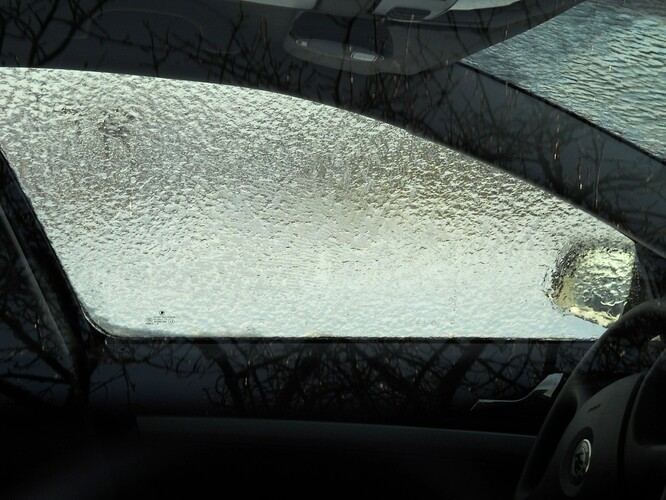 Ledovka na autě, ilustrační snímek.