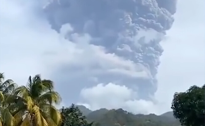 Sopka La Soufri&#232;re vybuchla v pátek ráno, lidé zaznamenali celkem sedm erupcí. Popel a plyny vyšlehly až do výšky sedmi kilometrů.