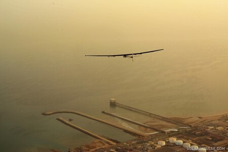 Letadlo Solar Impulse 2 při svém druhém vzletu z Muscatu do Ahmedabadu.