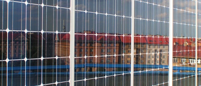 Fotovoltaické panely v pražských Dejvicích.
