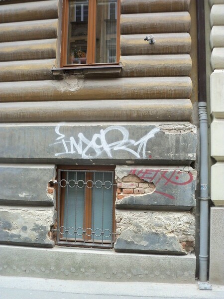 Z obrázku části fasády s oknem ke sklepním kójím je zřejmá situace, přetrvávající léta. Brno, Skřivanova ulice