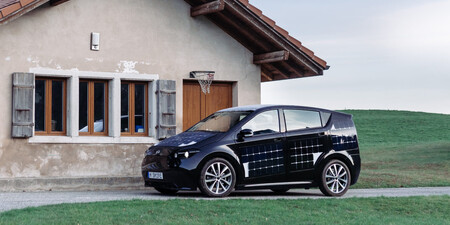 Německá společnost Sono Motor vyvíjí plně elektrický vůz Sion, který má v karoserii zabudované solární články. Vůz se tak může dobíjet sám i během jízdy. S výrobou chce firma začít v roce 2019. Nový vůz by měl stát 16.000 eur (410.000 Kč) bez baterie.